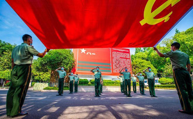 快攻生龙活虎，防守摊手抱怨，攻防完全不一样的詹